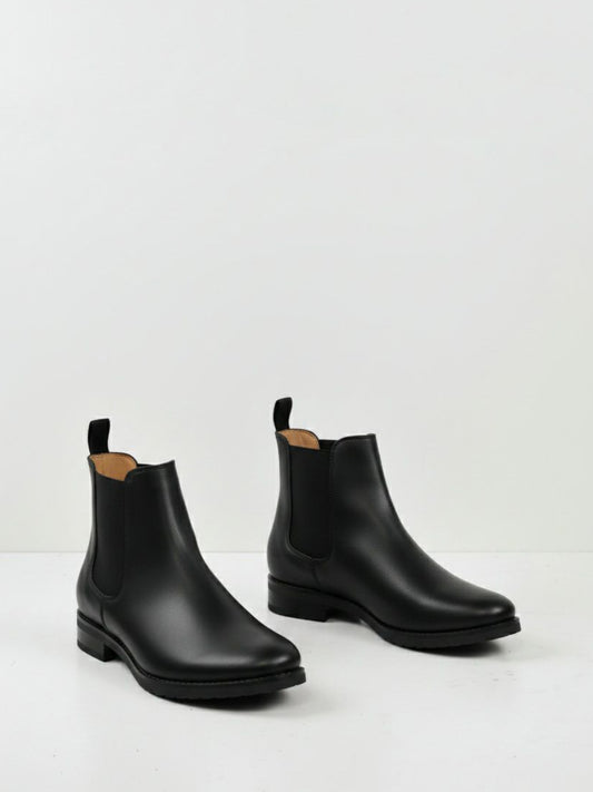Luxe Smart Chelsea Boots in Black